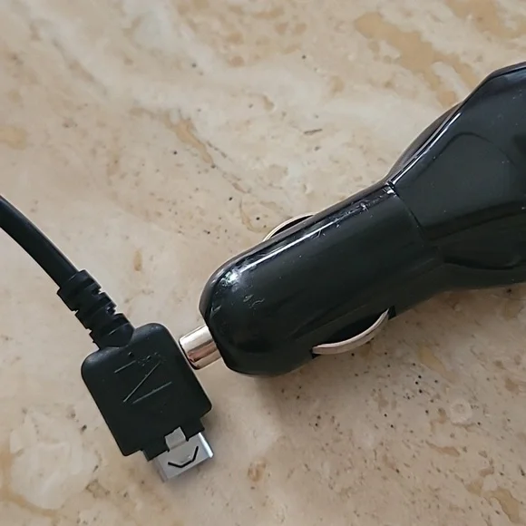 Verizon Car Charger - Picture 11 of 12